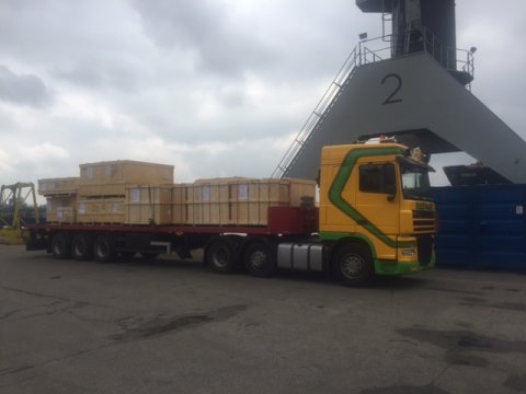 transport: ingekratte machines naar haven